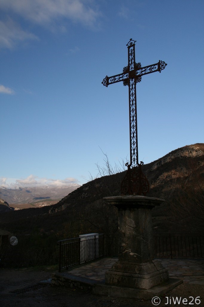 Croix en fer à proximité de l'église