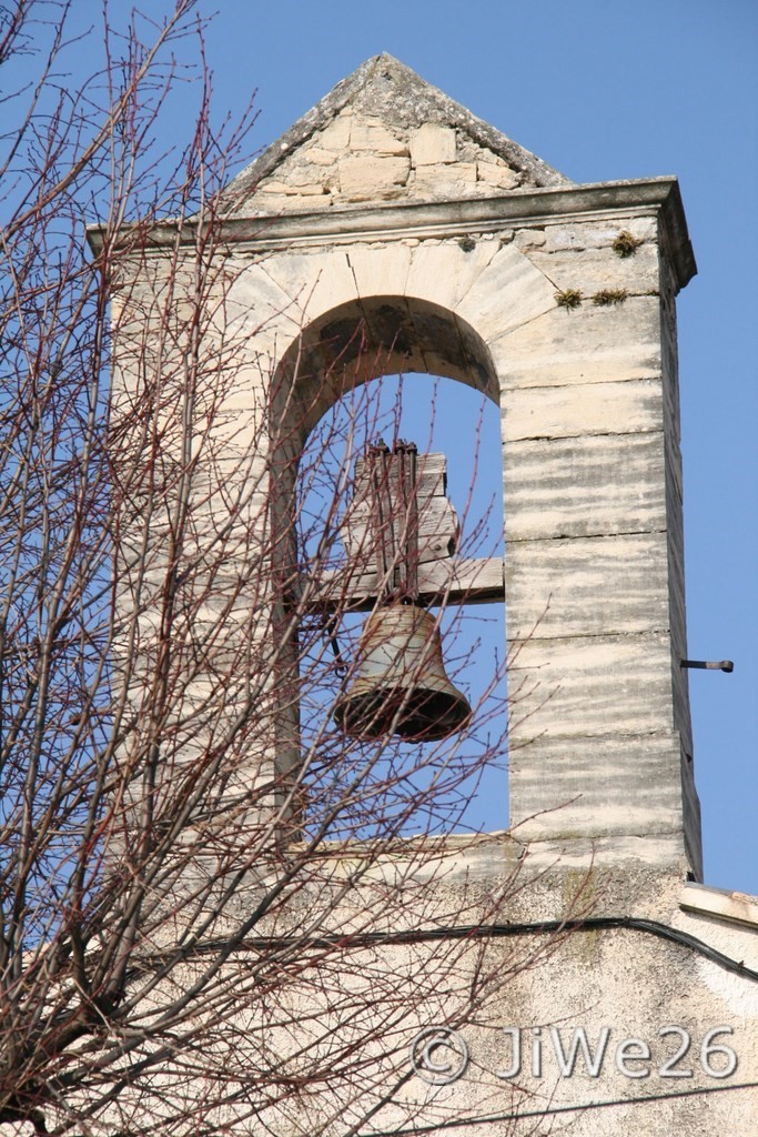 Le clocher abrite une petite cloche provenant du prieuré