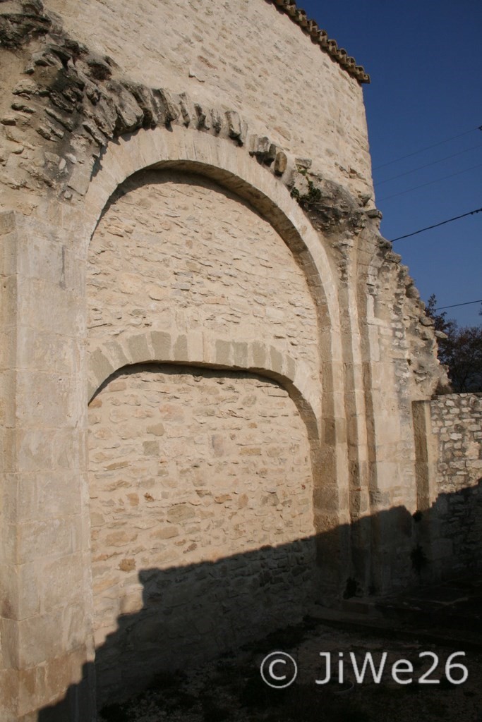 Le côté droit de la chapelle montre bien l'uilisation des ruines du prieuré