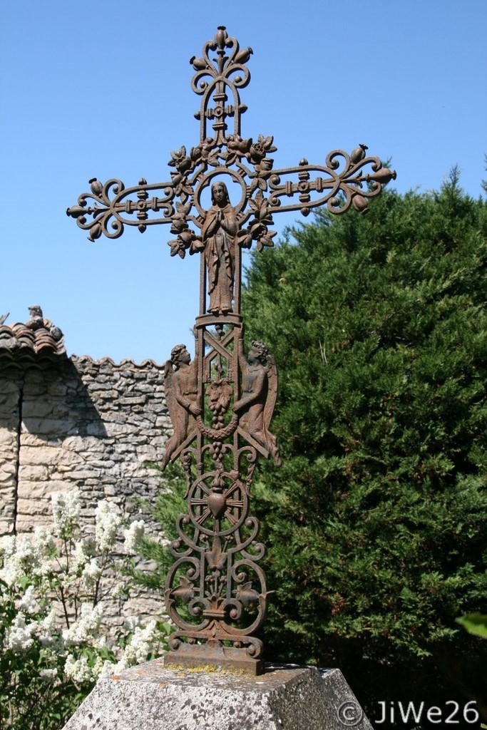 Du vieux cimetière, il ne subsiste que la vieille croix posée sur le mur