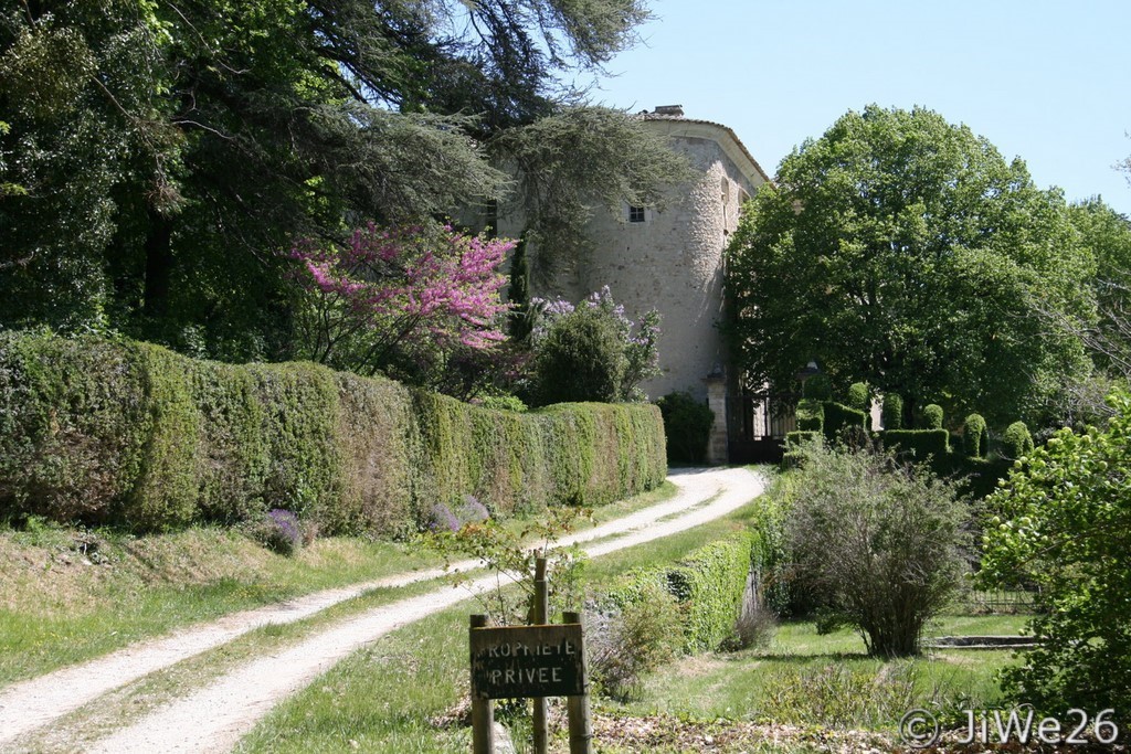 Le Château Montjoux, datant du XVe siècle est maintenant propriété privée