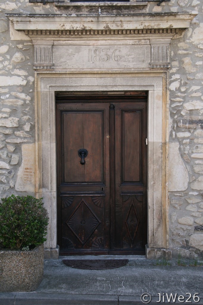 La porte de ce beau bâtiment avec une date de 1836