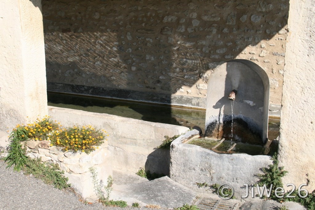 Lavoir et fontaine sur la placette du village