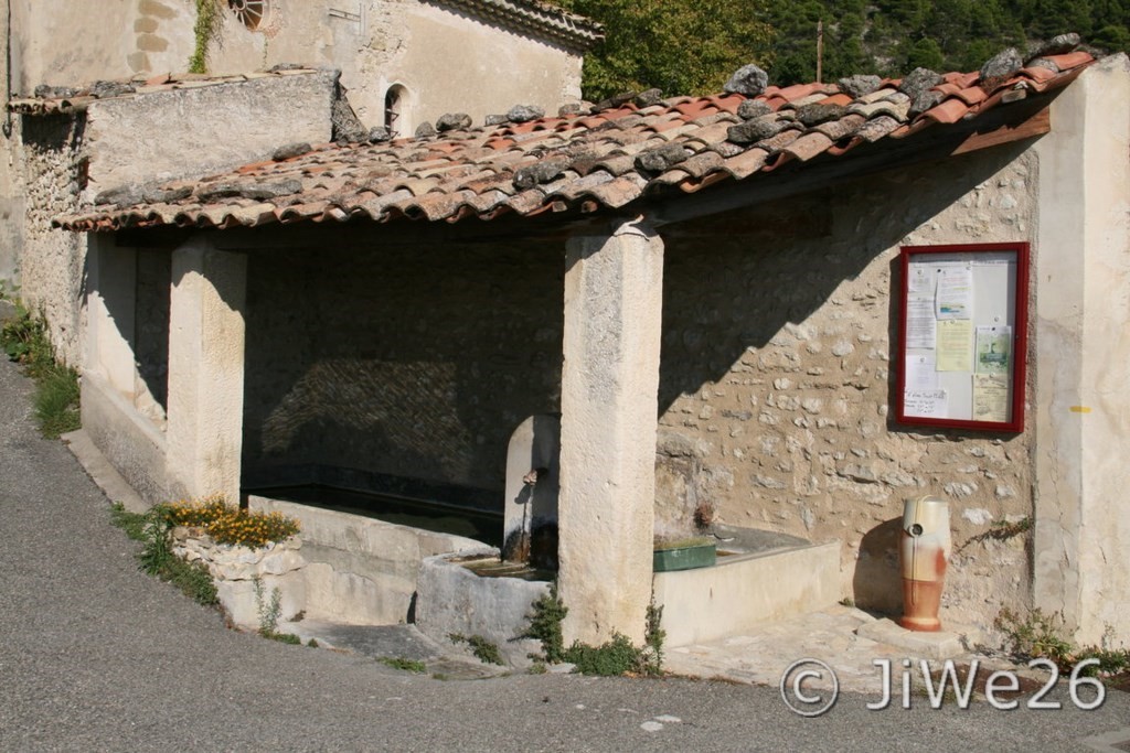 Bel ensemble lavoir et fontaine