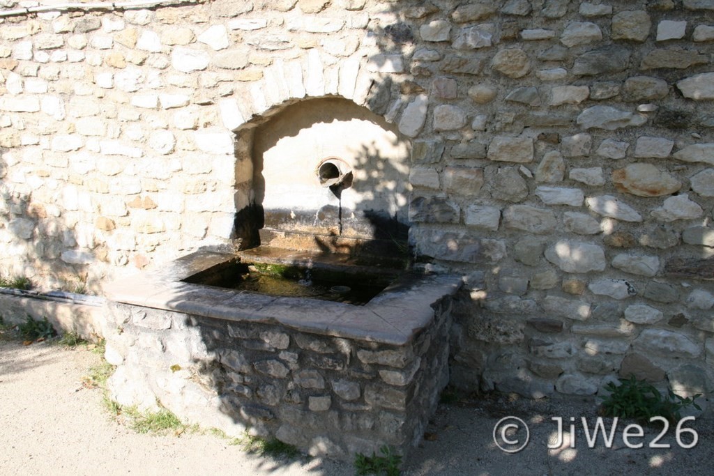 Fontaine sur la petite place du jeu de boules