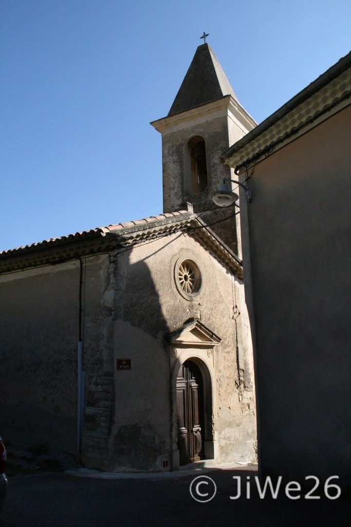 Entrée principale de l'église vue de la Place de l'église