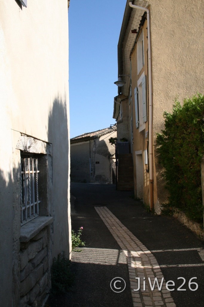 Jolie ruelle menant à la Place de l'église