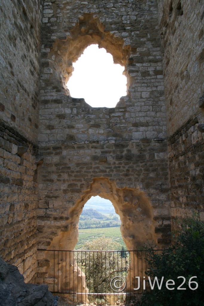C'est tout ce qu'il reste du château, pourtant entièrement reconstruit au XIIe s.