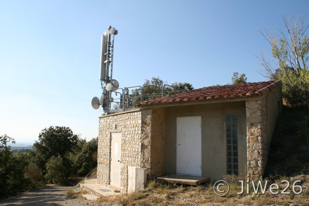 En chemin, voici le bâtiment du relais