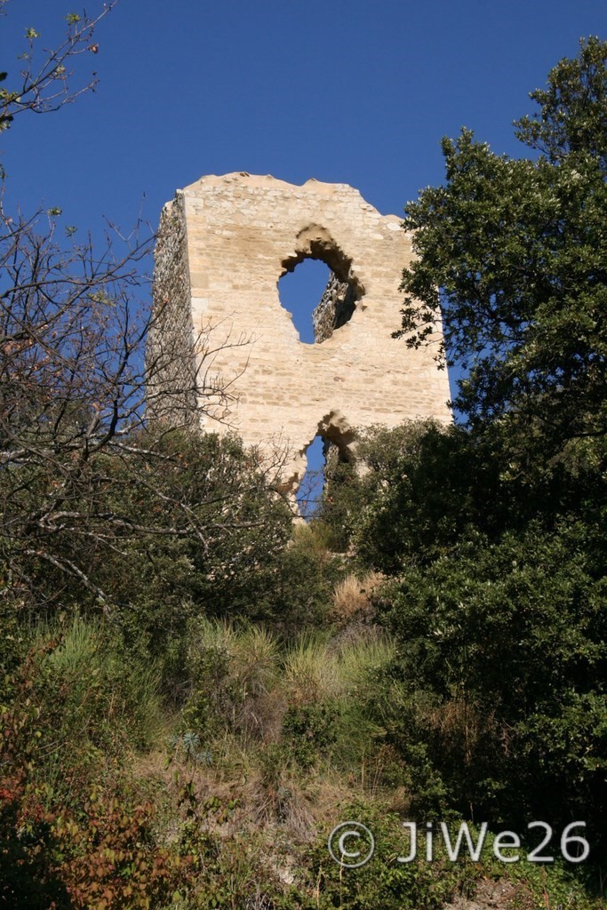 Nous approchons des ruines du château