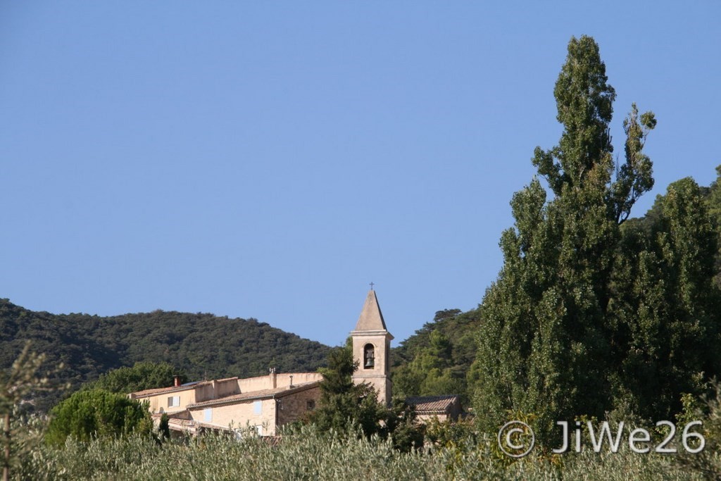 Le clocher de l'église vu du cimetière