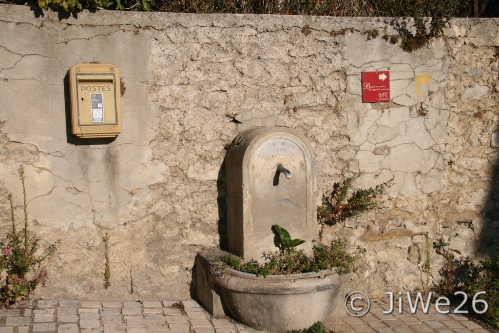 Fontaine désaffectée à l'entrée du village