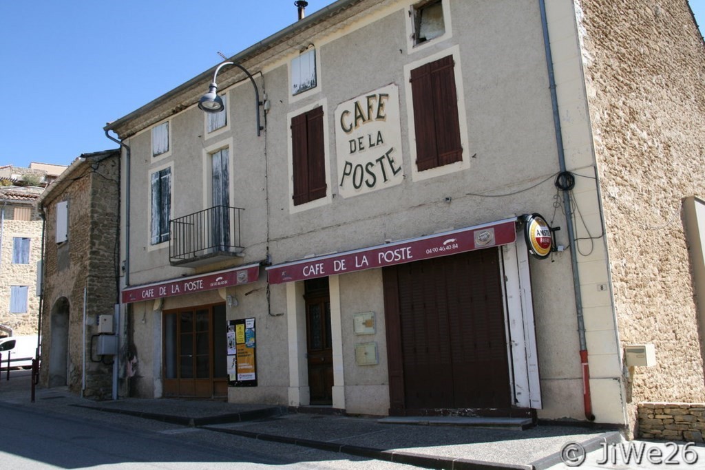 Ensuite, on découvre l'ancien café de la Poste, actuellement fermé