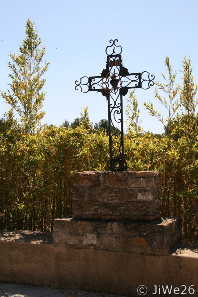 Croix près de l'église