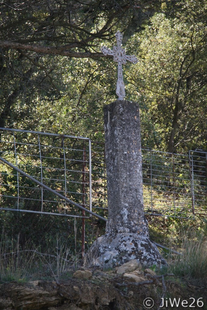 Cette croix me semble un peu perdue et en danger au bord de ce terrassement