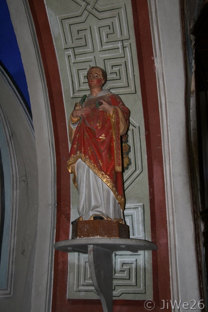 Statuette à gauche dans l'église