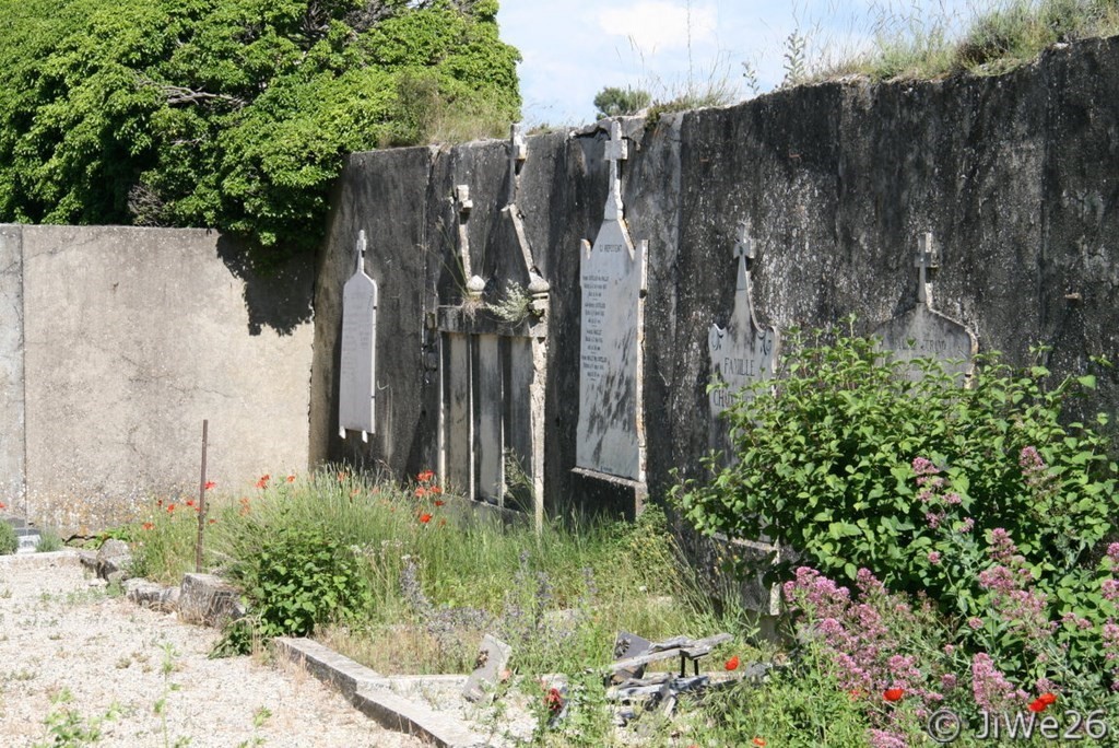 Quelques tombes abandonnées