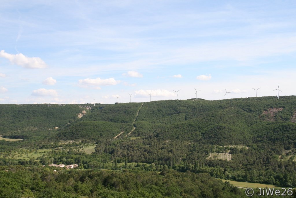 Panorama sur le hameau de Colombier et les éoliennes de Allan