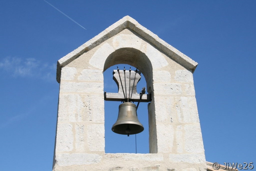 Gros-plan sur la cloche qui date de 1674