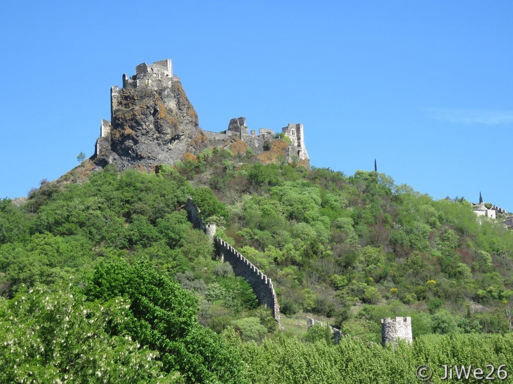 Depuis le cimetière, vue sur le château médiéval du XIIème siècle