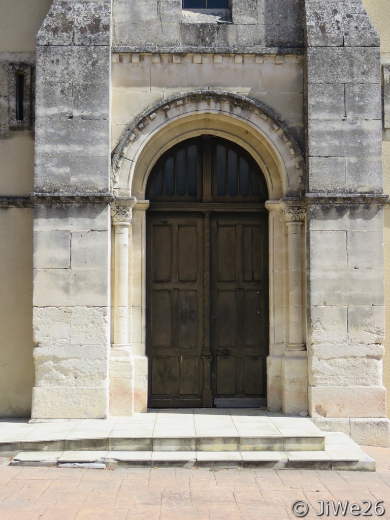 L'entrée de l'église est de style néo-roman