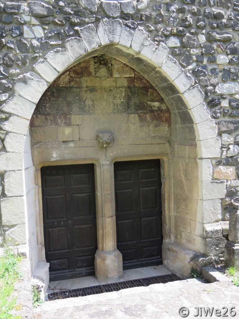Portes avec ogives rénovées de la chapelle remise en état au cours des années 1960