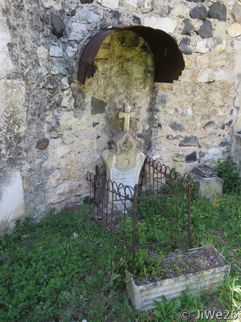 Ancienne tombe dont les défunts étaient issus de puissantes familles des alentours de Rochemaure