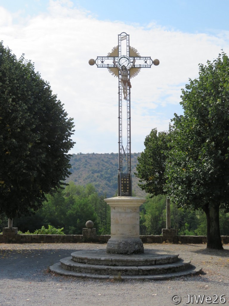 Croix se situant à proximité de l'église