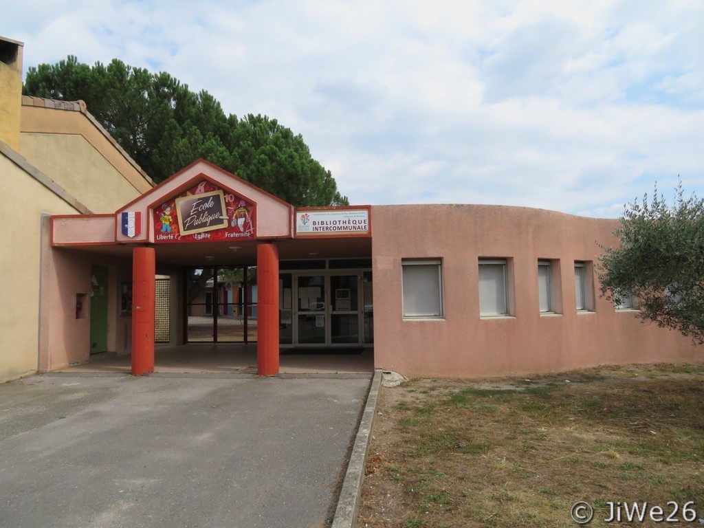 Bâtiment abritant l'école publique et la bibliothèque intercommunale