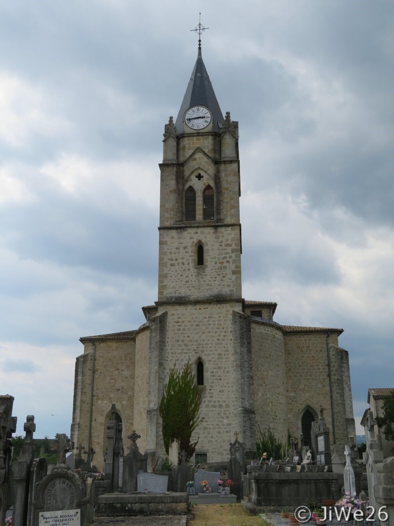 Vue sur l'église depuis le cimetière