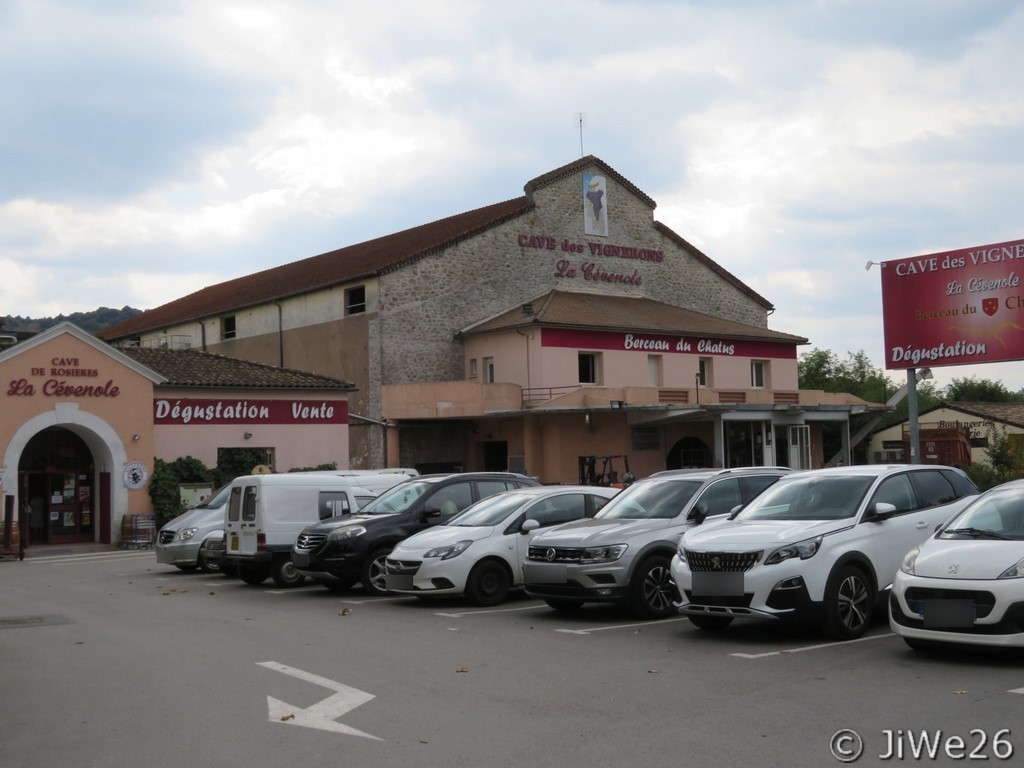 Une entreprise au coeur du village "la cave des vignerons"