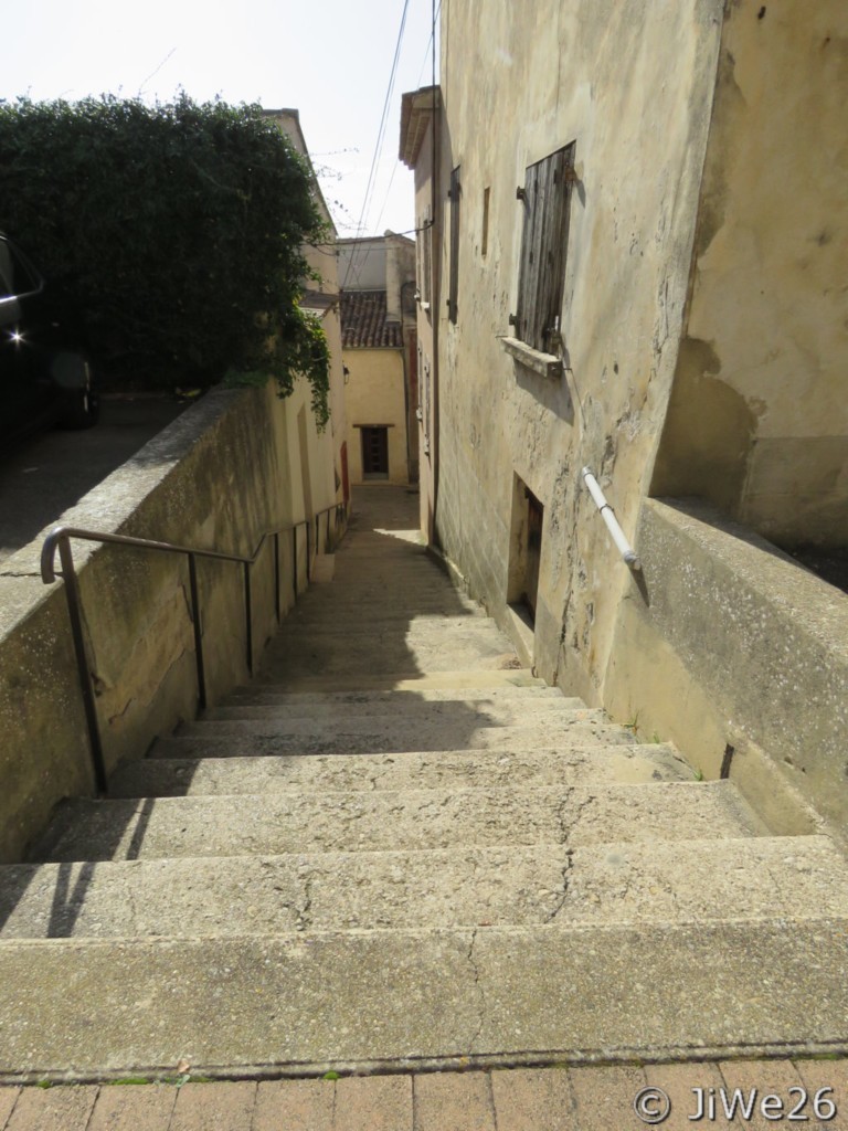 Les escaliers menant à l'église