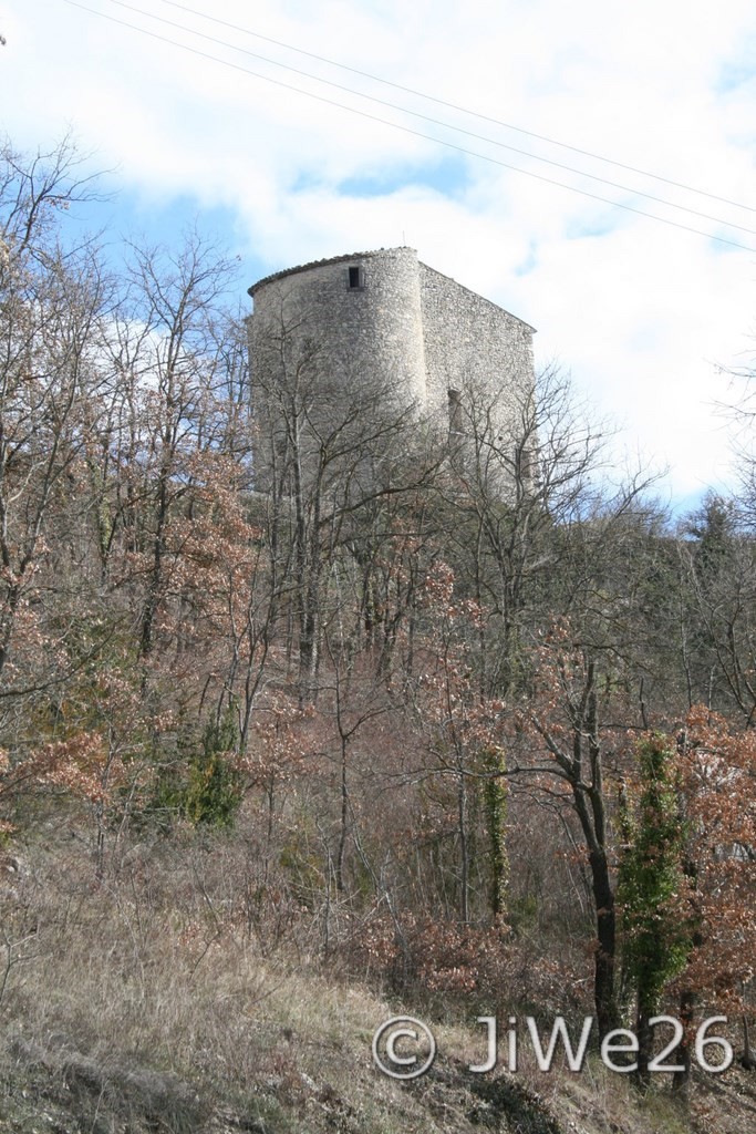 Avant d'arriver au village, on aperçoit de loin le donjon du vieux château