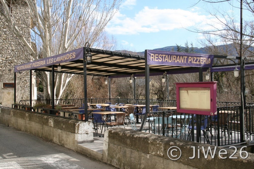 La terrasse de la pizzeria, surplombant l'Ennuyé