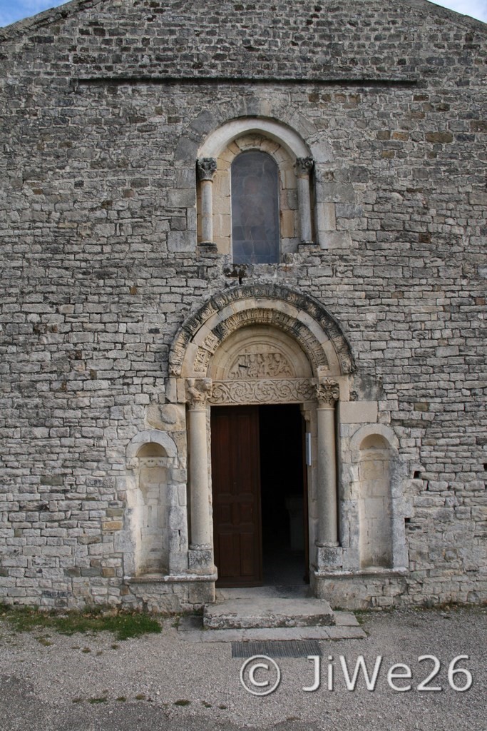 Porche de l'église romane