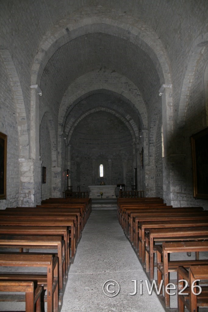 La nef de l'église romane