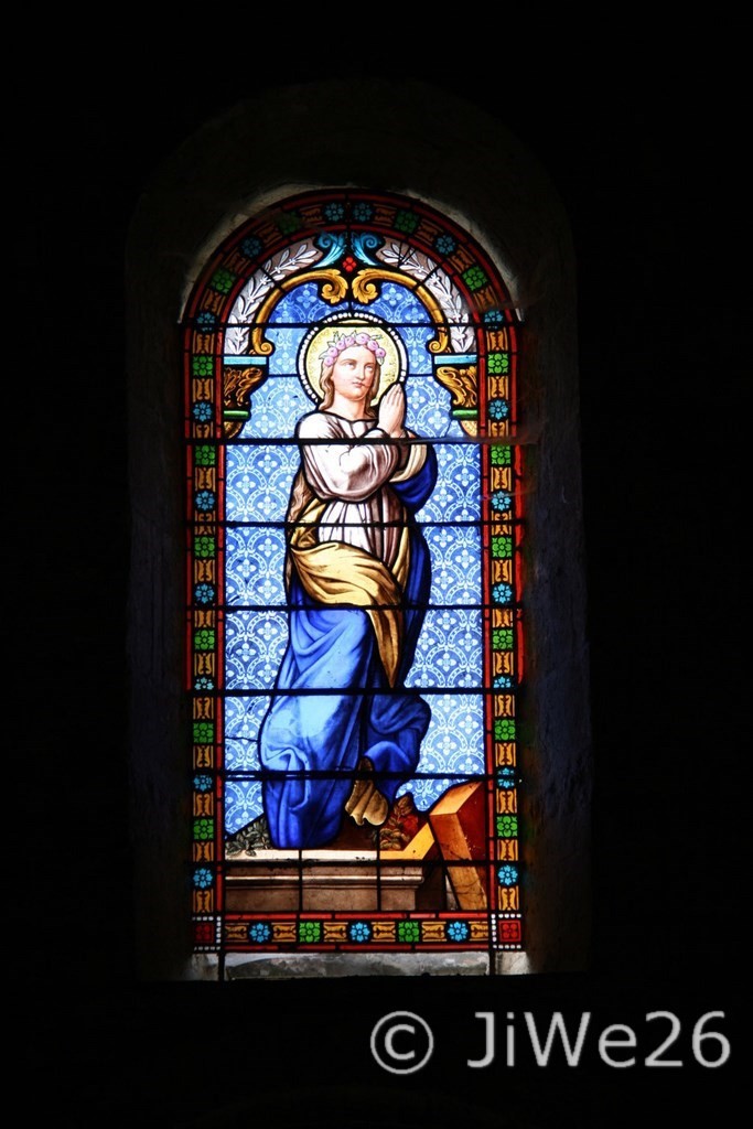 Eglise romane de Sainte-Jalle, superbe vitrail