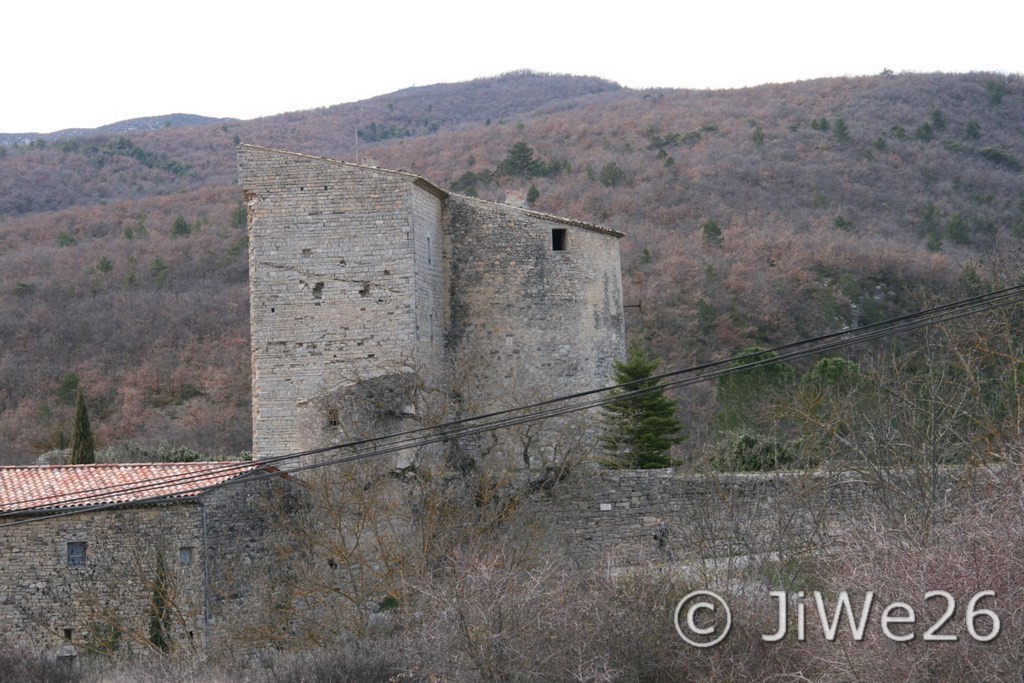 Vue sur le château et le donjon restauré au XIIe s.