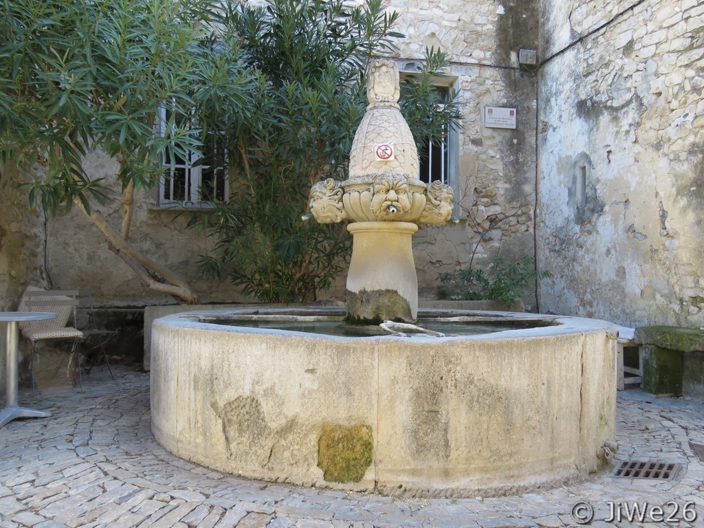Fontaine des Mascarons du XVIIème siècle classée monument historique et autrefois seul point d'eau du village