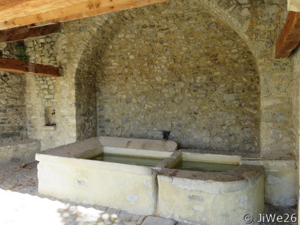 Lavoir place des Arceaux édifiée en même temps que la fontaine