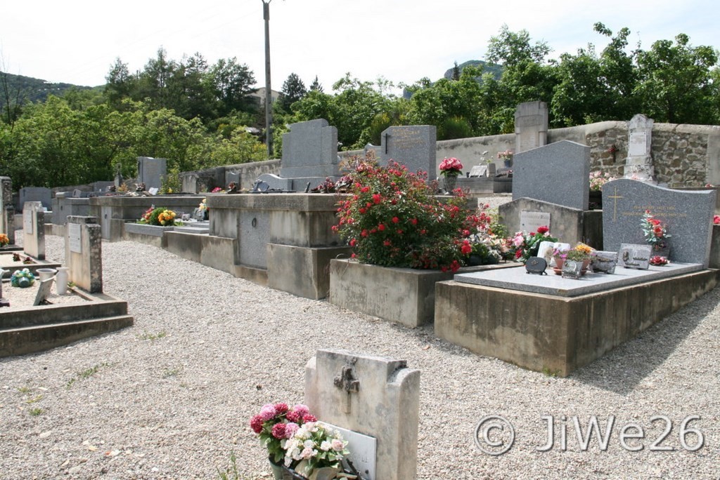 Une vue dans le cimetière de St-Ferréol-Trente-Pas