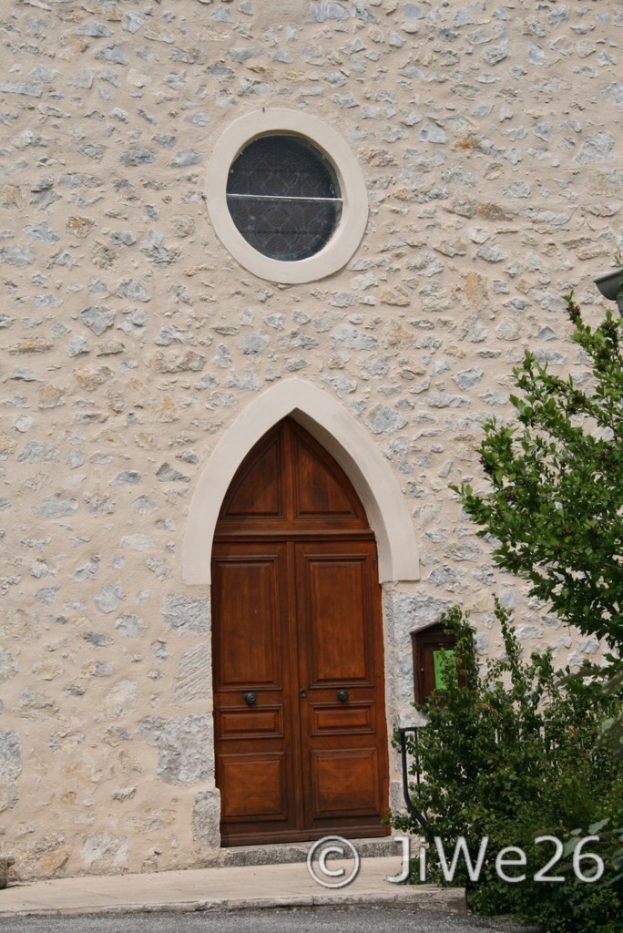 La porte de l'église et la rosace en façade