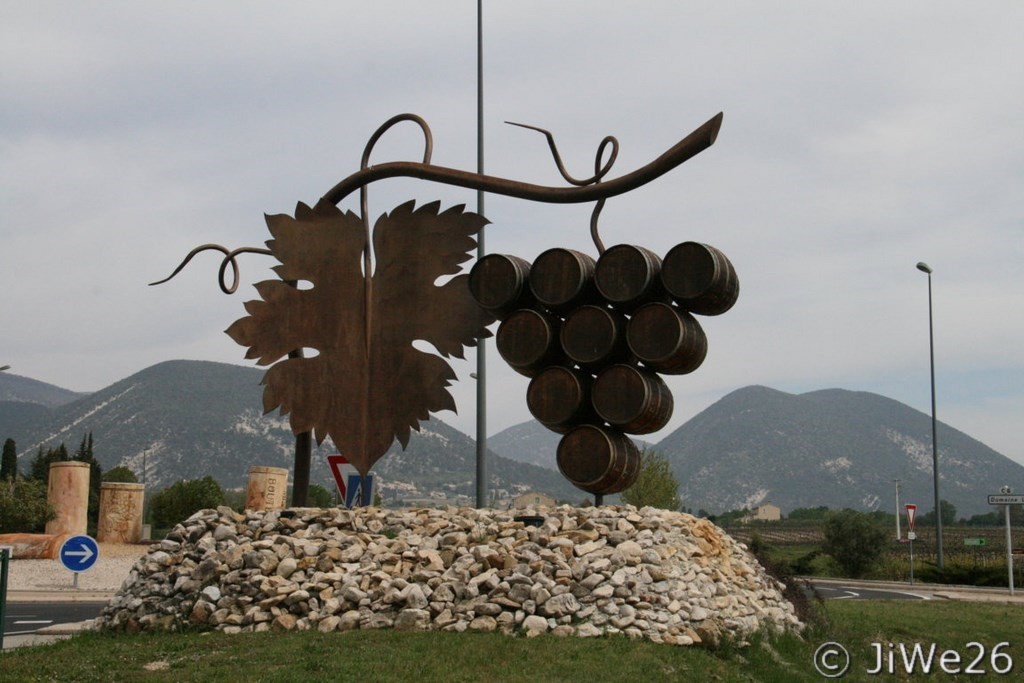 Cette sculpture, intitulée "Fruit du Terroir", réalisée par J.P. Mancip a été érigée en 2005 par les vignerons de St Pantaléon les Vignes et Rousset les Vignes