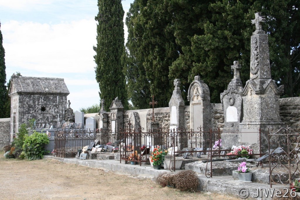 Quelques sépultures dans le cimetière