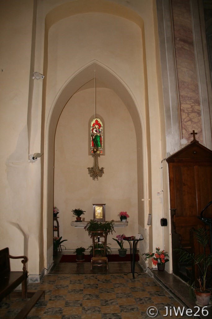 Dans la chapelle du Saint Sacrement, table d'un autel ancien