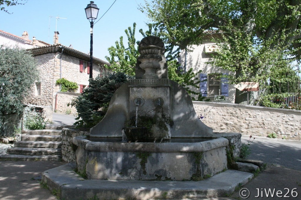 La fontaine Place du Village