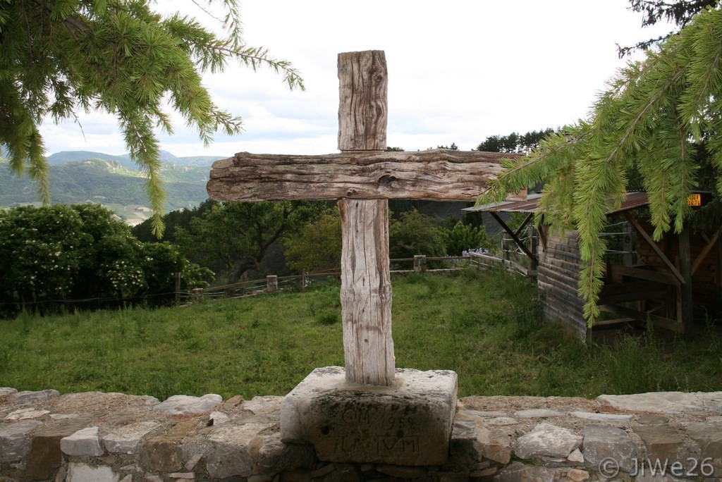 Lucien Chantriaux de Tarendol, époux d’une nièce de René Barjavel, a eu l’idée de restaurer et de déplacer une stèle datant de 1952.