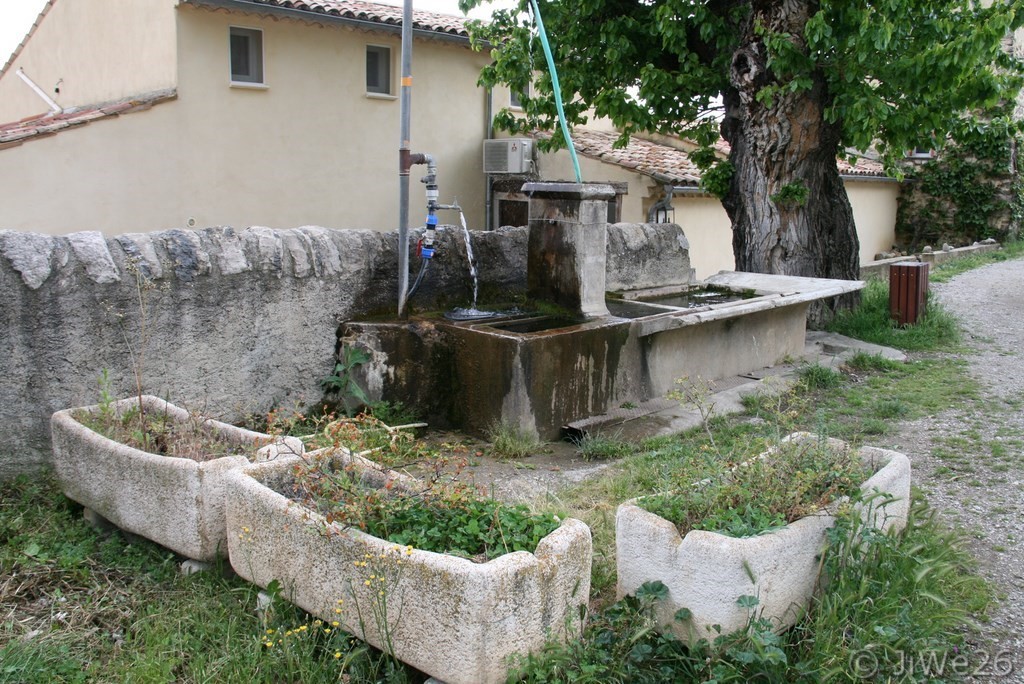 Lavoir de Tarendol, quelque peu défiguré par l'anarchie des tuyaux