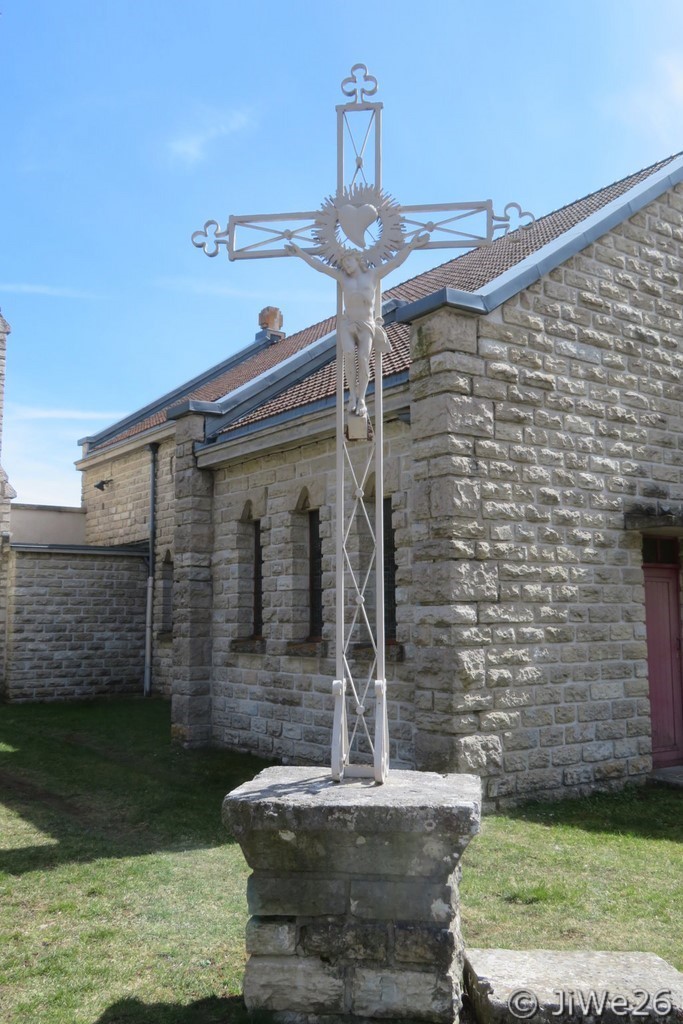 Croix située à côté de l'église