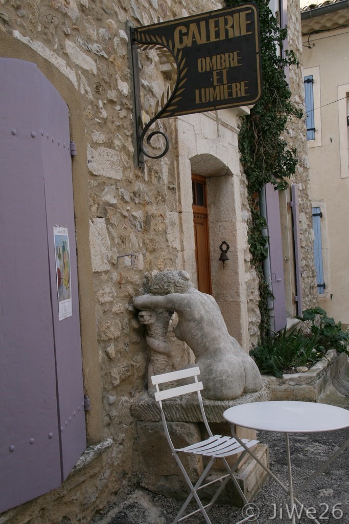 Cette statue réalisée dans les années 1990, est l'oeuvre de Bertrand Godefroid, artiste local. Sur le socle on peut lire une dédicace "CARO DE CARNE MEA" qui signifierait "Chair de ma chair"